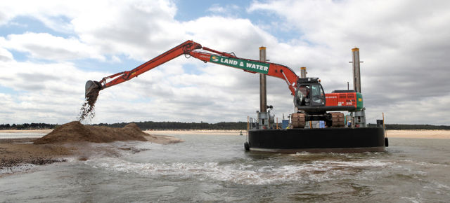 640px-Dredging_with_long_reach_excavator