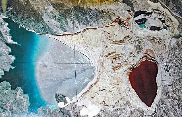 Berkeley_Pit_&_Continental_Mine_&_Yankee_Doodle_Tailings_Pond_(Butte,_Montana,_USA)