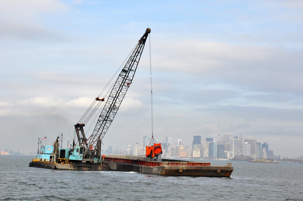 Clamshell_dredging_in_New_York_and_New_Jersey_Harbor_-a