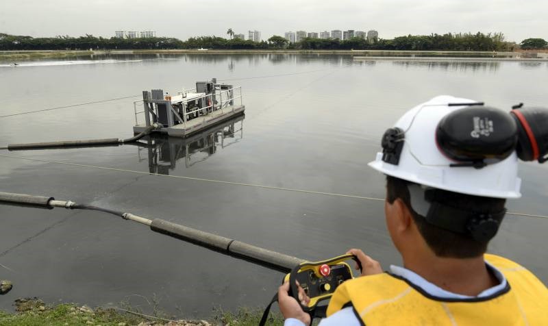 A Crisafulli Dredge in action in Guayacanes, Ecuador